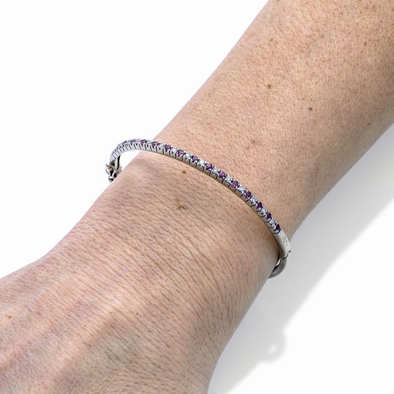 Bracciale rigido in oro bianco, diamanti e rubini