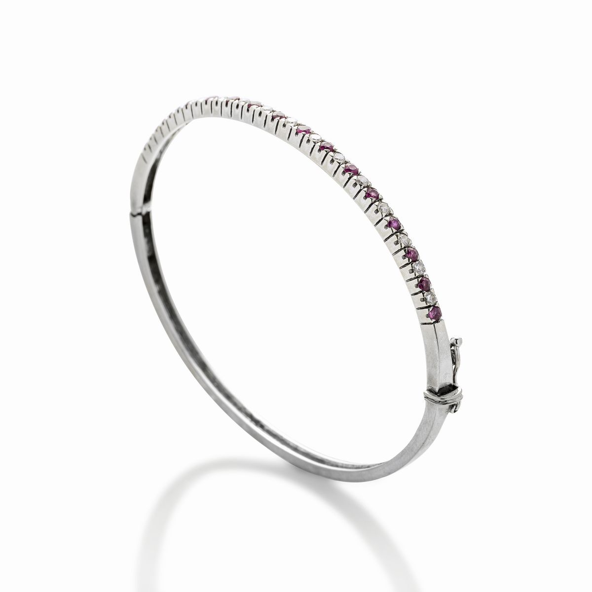 Bracciale rigido in oro bianco, diamanti e rubini