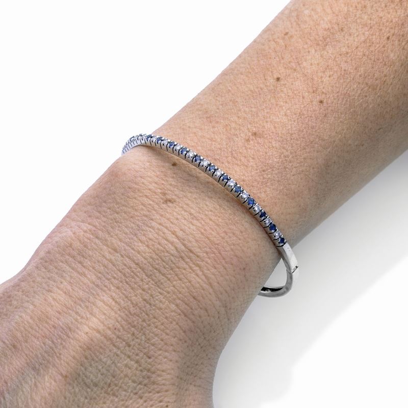 Bracciale rigido in oro bianco, diamanti e zaffiri