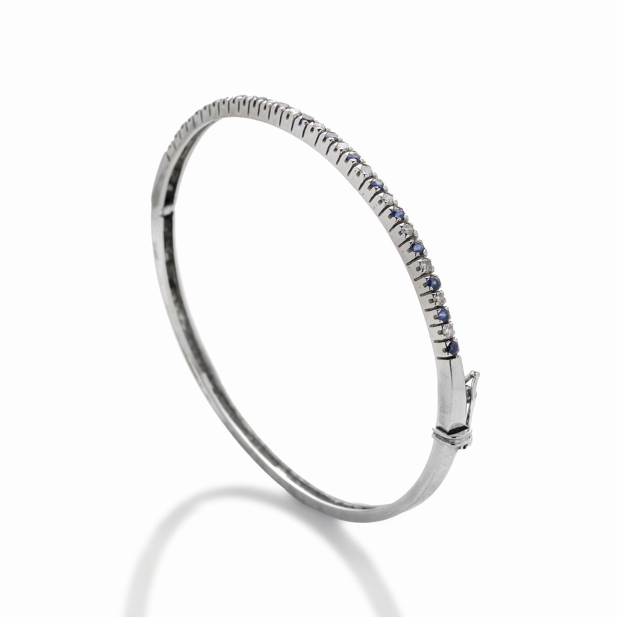 Bracciale rigido in oro bianco, diamanti e zaffiri