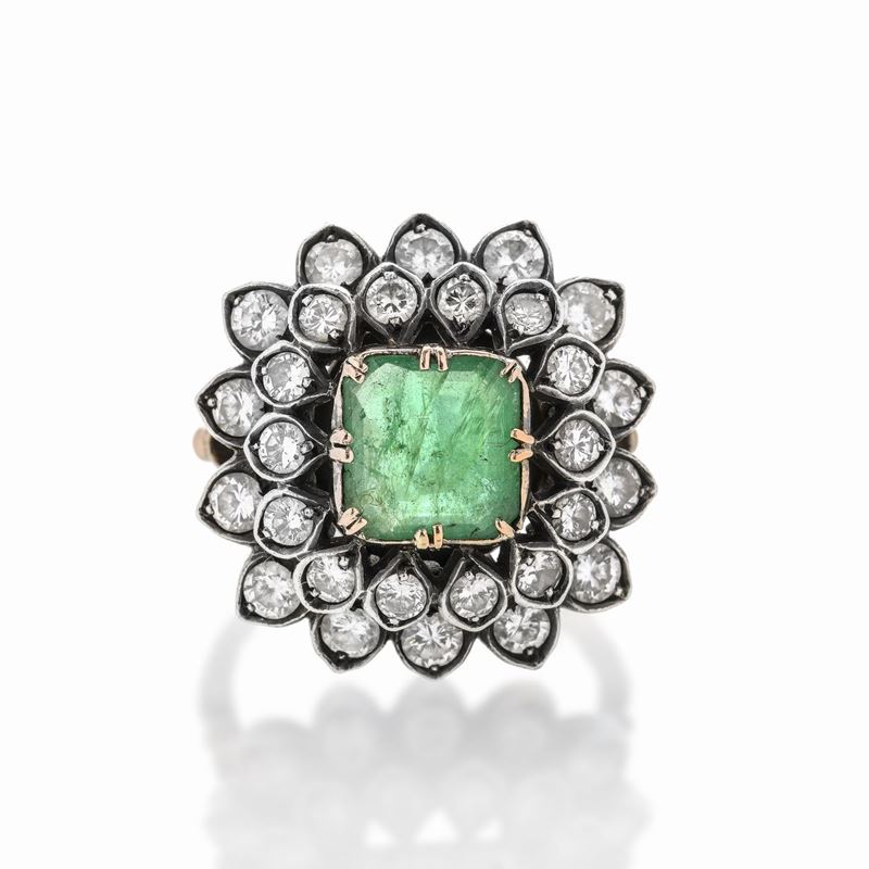 Anello a margherita in oro giallo, argento, diamanti e smeraldo