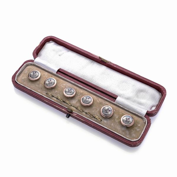 Set di sei bottoni in oro a basso titolo, metallo dorato e madreperla