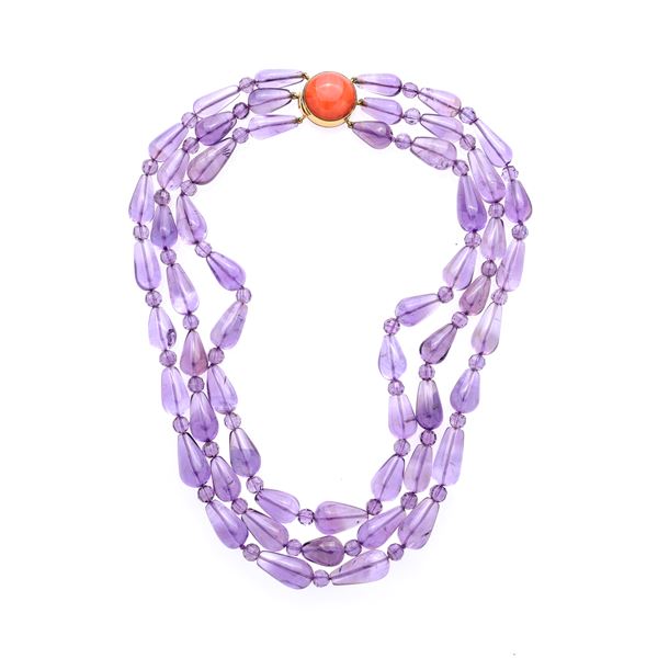 Three strand necklace in amethyst, yellow gold and red coral