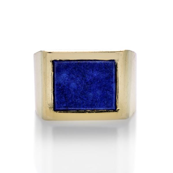 Shield ring in yellow gold and lapis lazuli