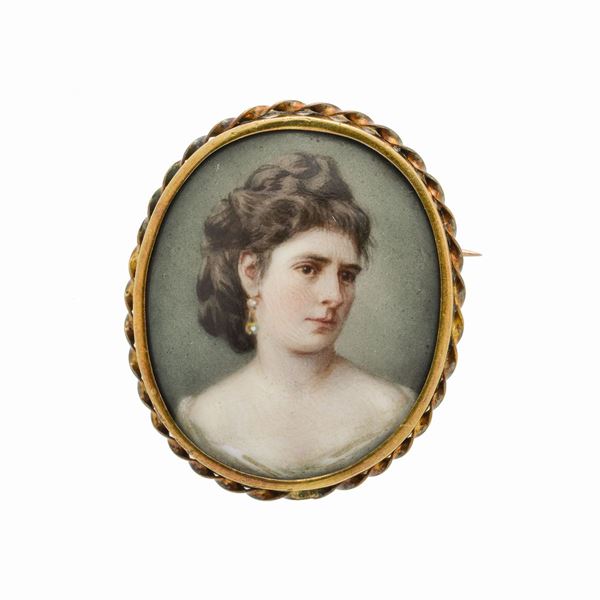 Spilla in oro a basso titolo e miniatura dipinta