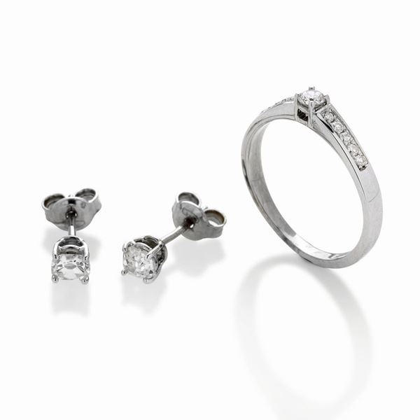 Paio di orecchini punto luce e anello in oro bianco e diamanti