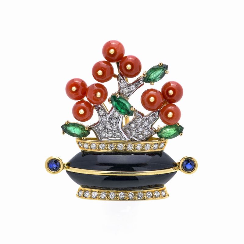 Spilla cestino in oro giallo, onice, diamanti, zaffiri, smeraldi e corallo rosso