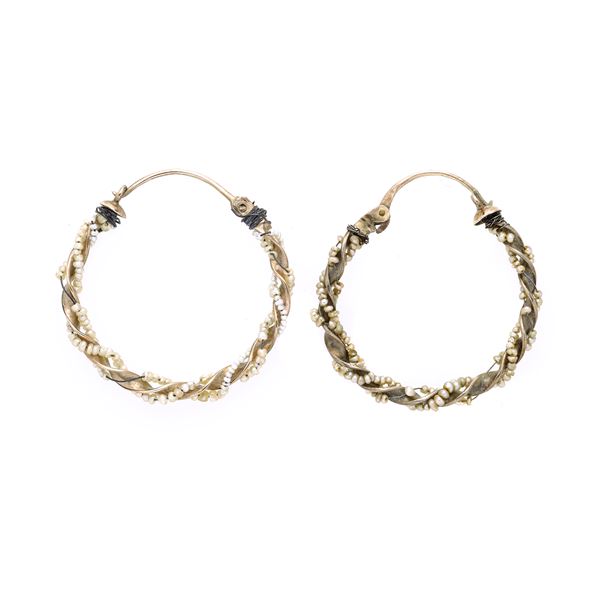 Pair of low title gold hoop earrings and micro-pearls