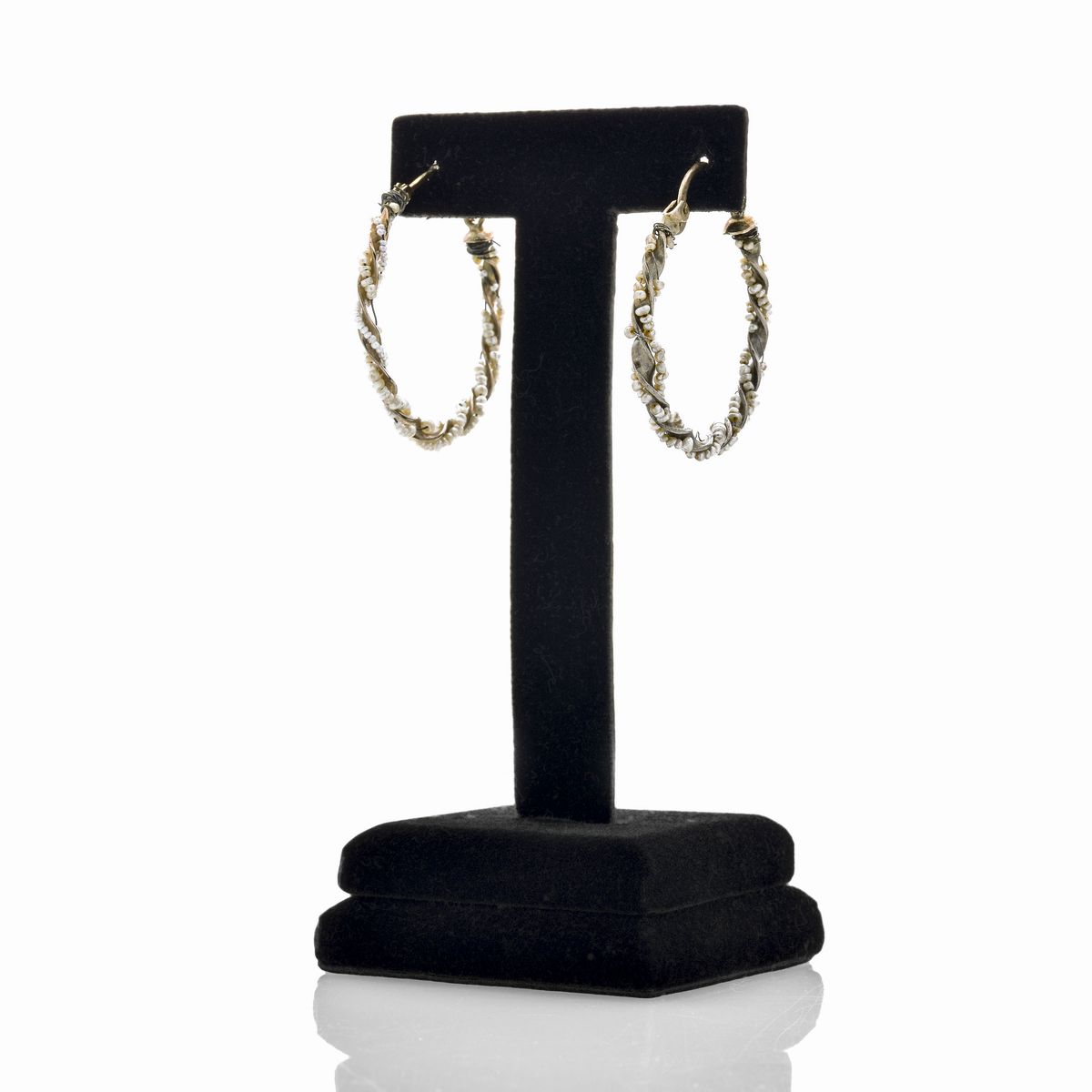 Paio di orecchini a cerchio in oro a basso titolo e microperle