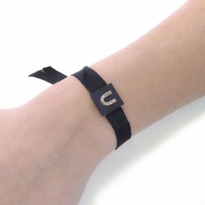 Bracciale scaramantico in oro giallo, onice, diamanti e gros grain nero
