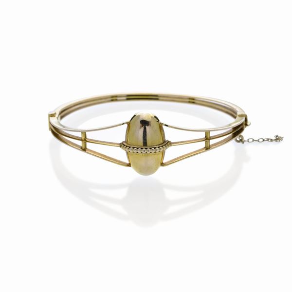 Low title gold rigid bracelet