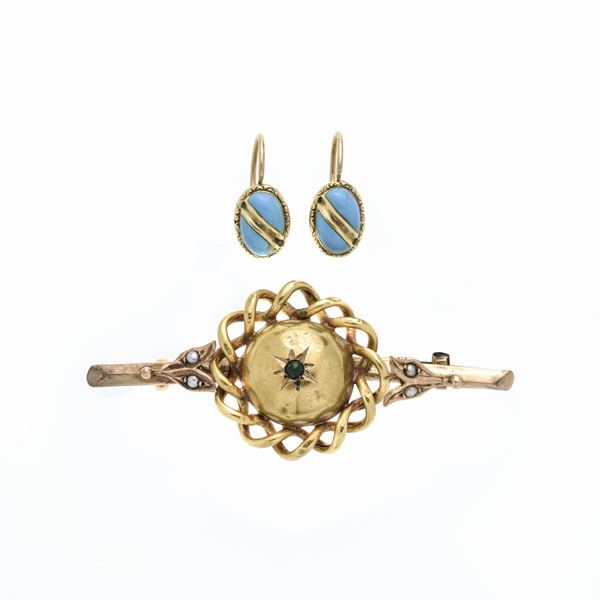 Paio di orecchini a monachella da bambina e spilla in oro a basso titolo e smalto turchese  (Inizio del XX secolo)  - Asta Asta di Gioielli Antichi, Moderni e Orologi da polso - Curio - Casa d'aste in Firenze