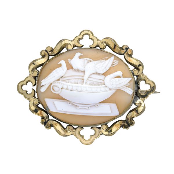 Brooch with shell cameo and low title gold