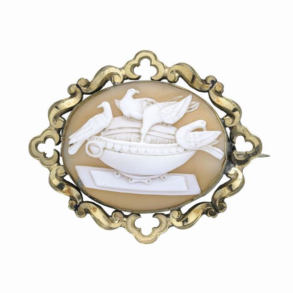 Spilla con Cammeo in conchiglia e oro a basso titolo