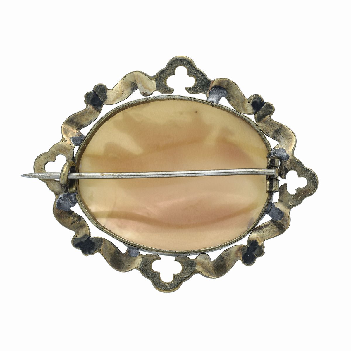Spilla con Cammeo in conchiglia e oro a basso titolo