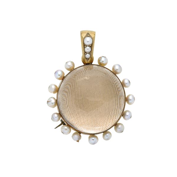 Pendant brooch brings memories in low title gold, micro-pearls and glass
