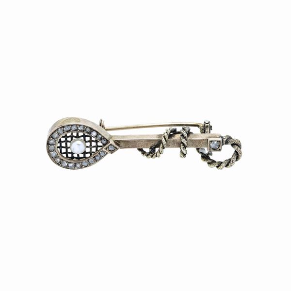 Racket brooch in low title gold, diamonds and pearl