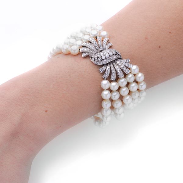 Bracelet in pearls, white gold and diamonds