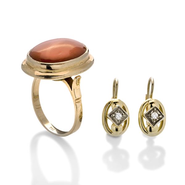 Pair of earrings and ring in yellow gold, diamonds and red coral