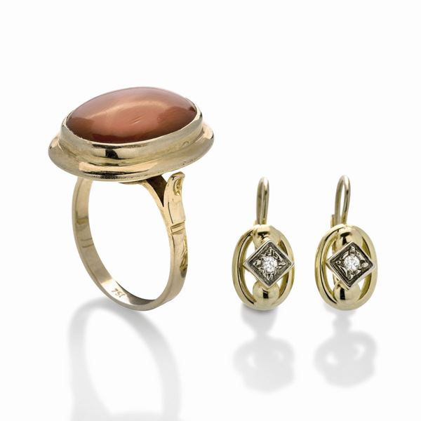 Paio di orecchini e anello in oro giallo, diamanti e corallo rosso  (Anni Sessanta)  - Asta Asta di Gioielli Antichi, Moderni e Orologi da polso - Curio - Casa d'aste in Firenze