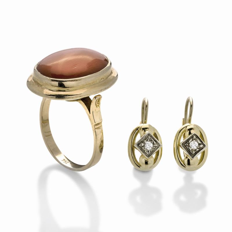 Paio di orecchini e anello in oro giallo, diamanti e corallo rosso