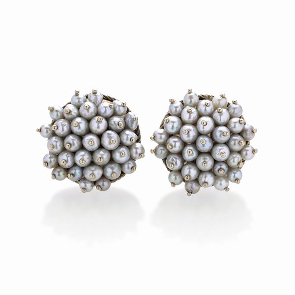 Pair of clips earrings in low title gold and micro-pearls