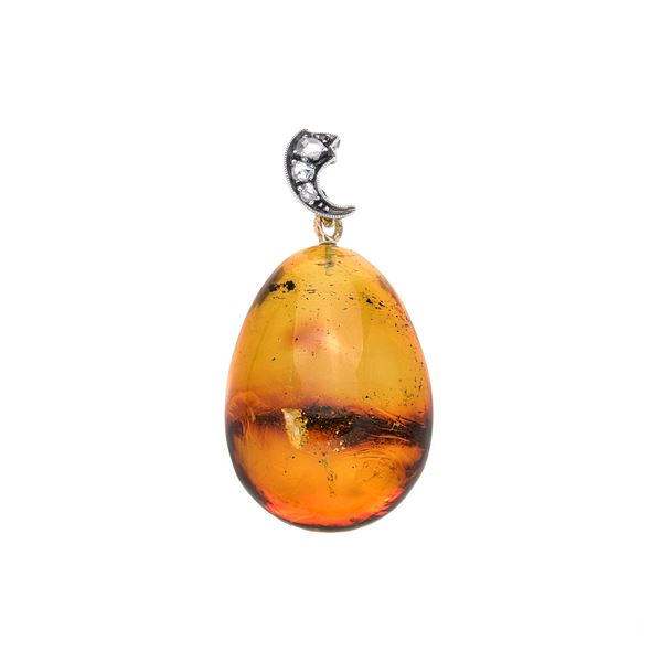 Pendant in low title gold, diamonds and yellow amber