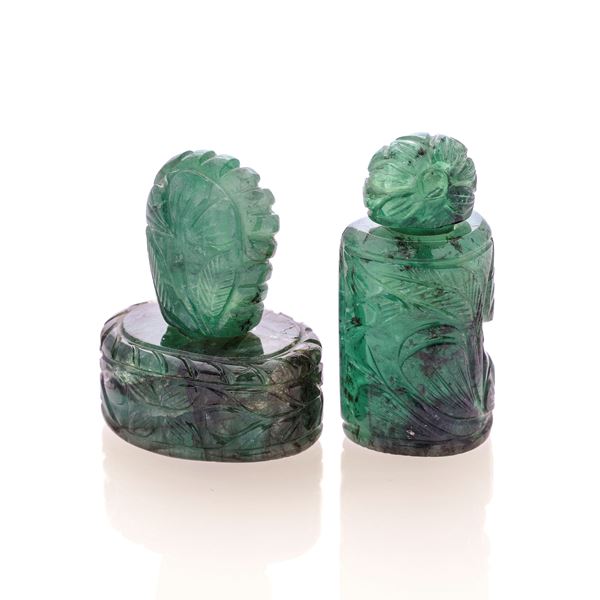 Due piccole boccette in radice di smeraldo incisa
