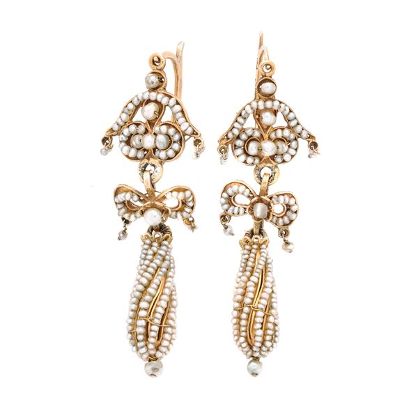 Pair of pendant earrings in yellow gold and micro-pearls