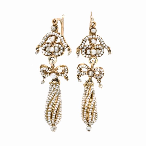 Pair of pendant earrings in yellow gold and micro-pearls