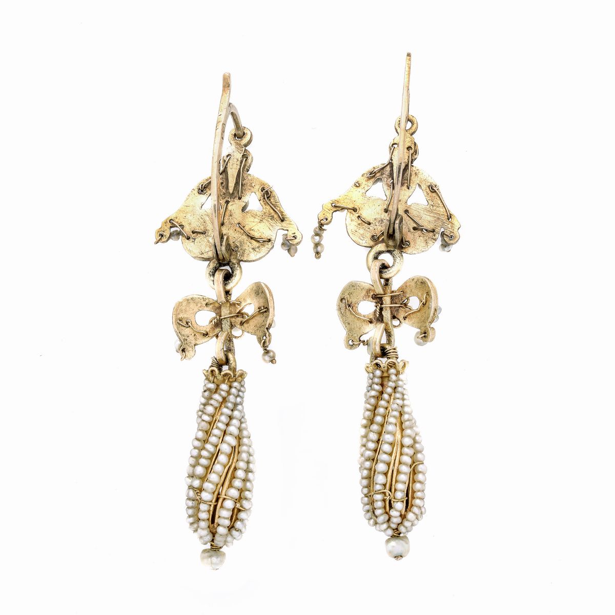 Paio di orecchini pendenti in oro giallo e microperle