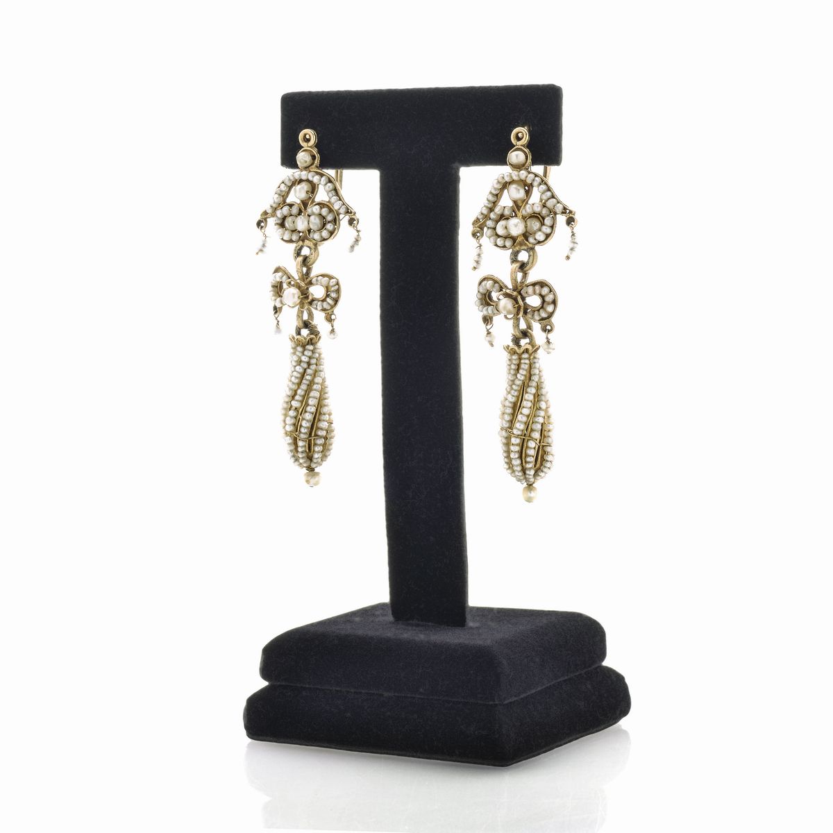 Paio di orecchini pendenti in oro giallo e microperle