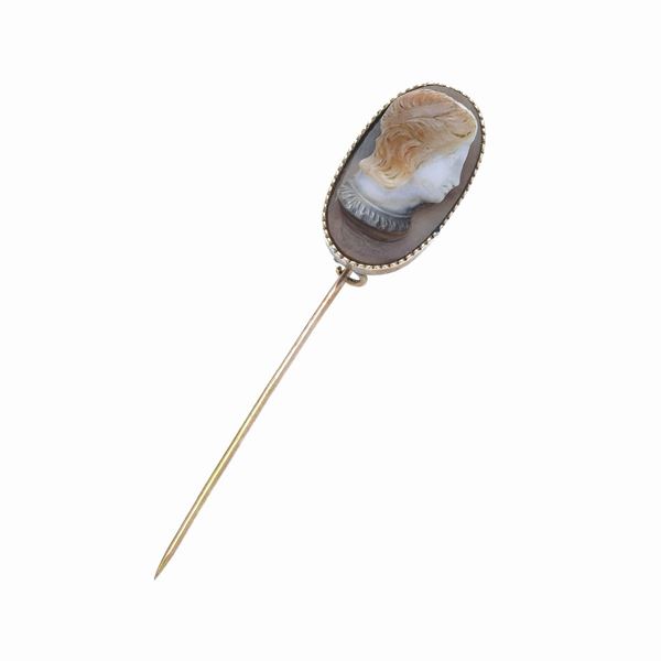 Tie pin in low title gold and cameo