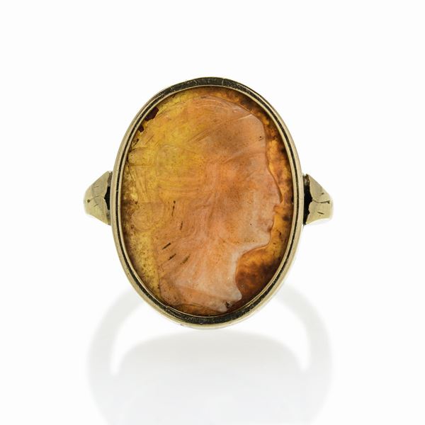 Anello in oro a basso titolo e cammeo in corniola