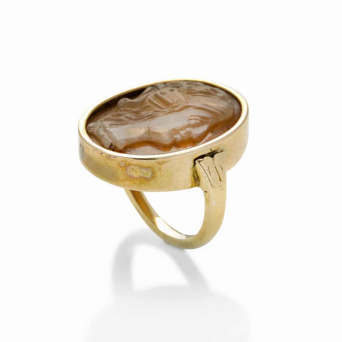 Anello in oro a basso titolo e cammeo in corniola