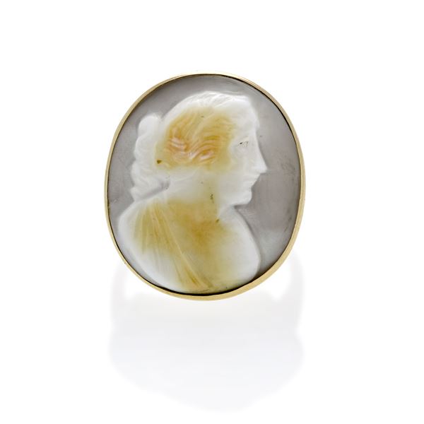 Ring in yellow gold and shell cameo with female profile