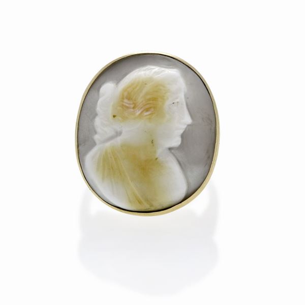 Anello in oro giallo e cammeo in conchiglia
