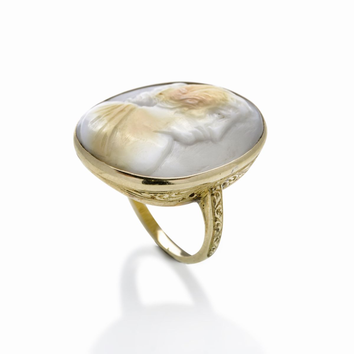 Anello in oro giallo e cammeo in conchiglia