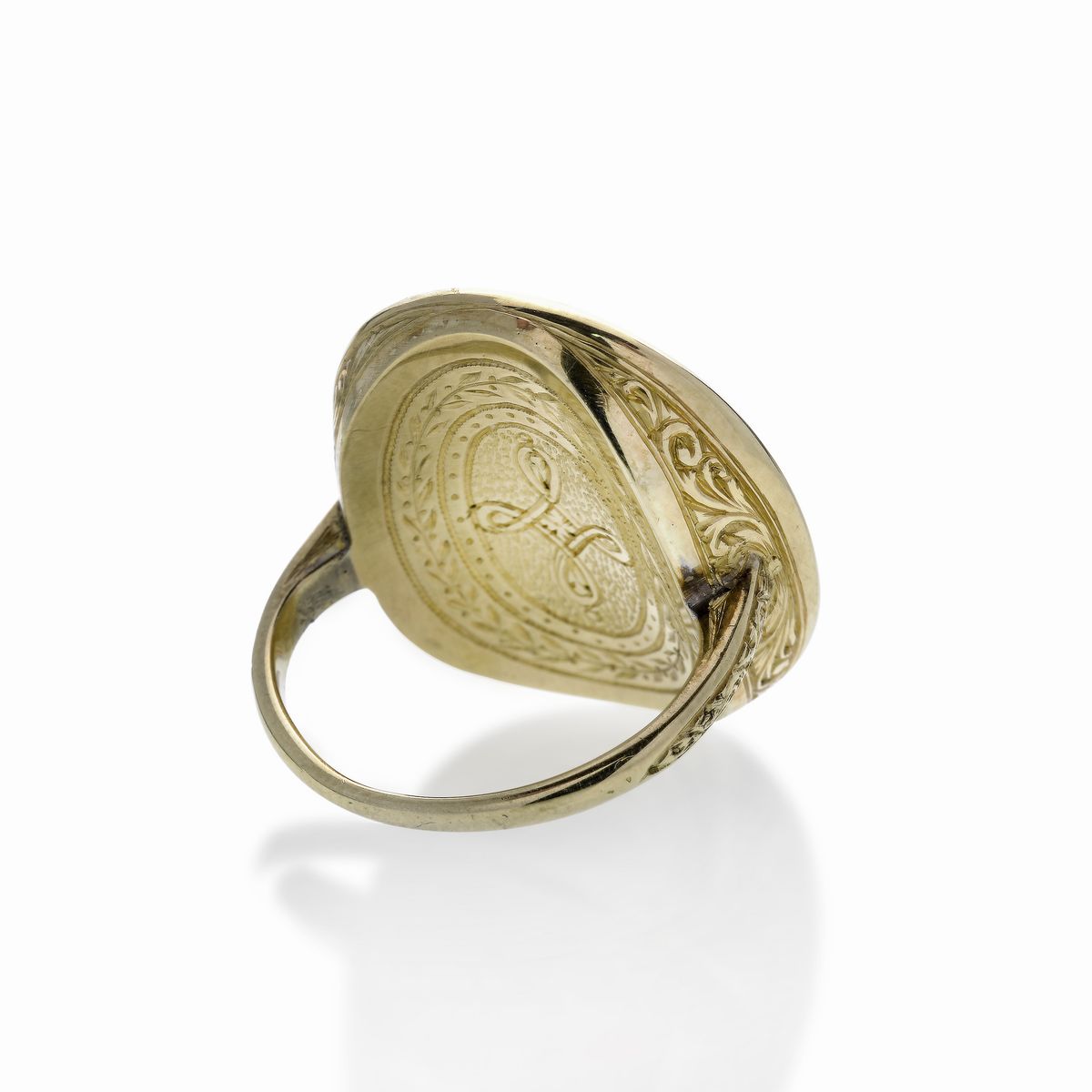 Anello in oro giallo e cammeo in conchiglia