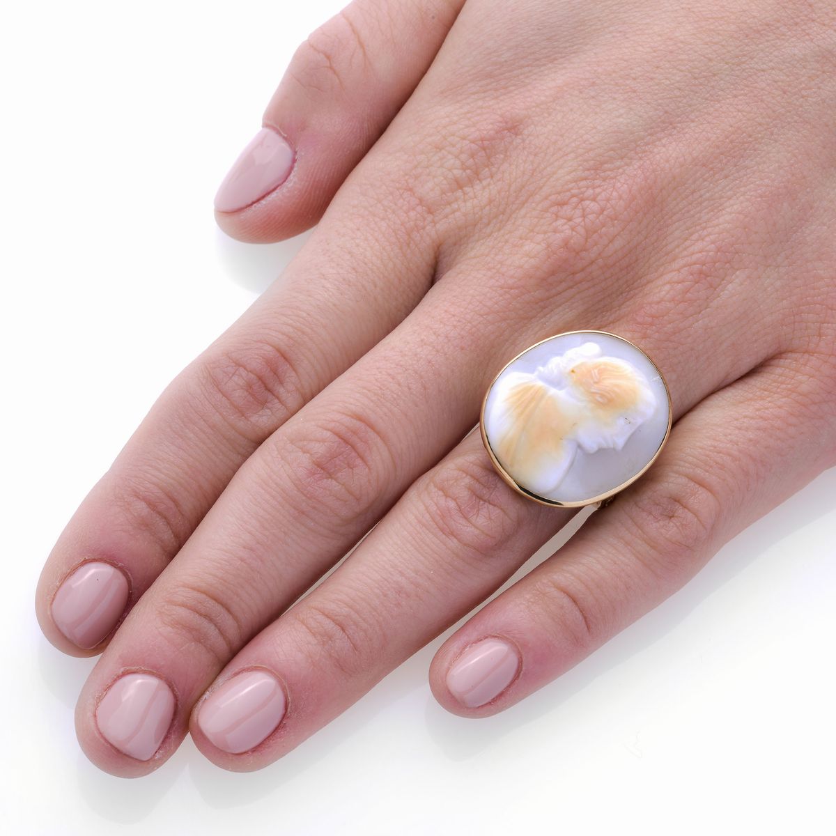 Anello in oro giallo e cammeo in conchiglia