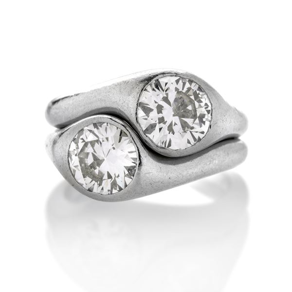 Contrariè ring in platinum and diamonds