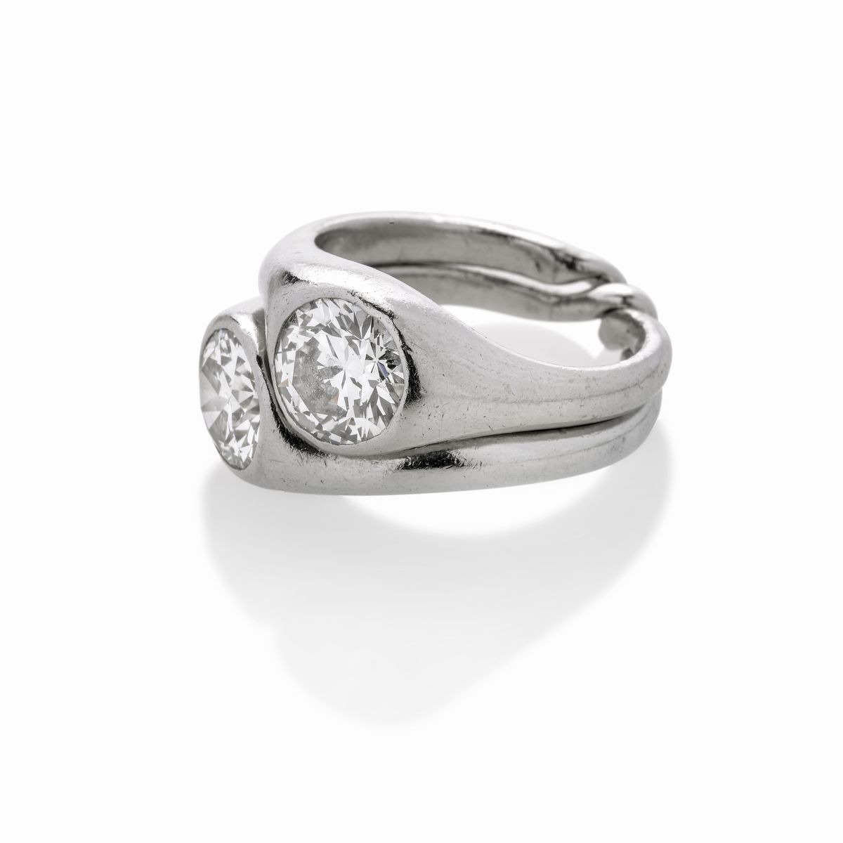 Anello contrariè in platino e diamanti