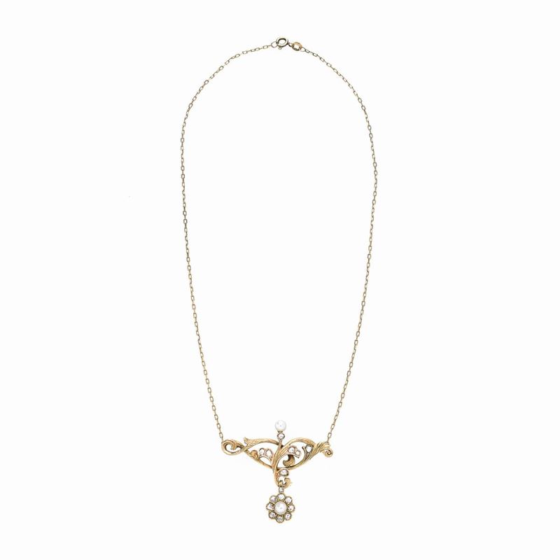 Pendente con catena in oro giallo, diamanti e perle