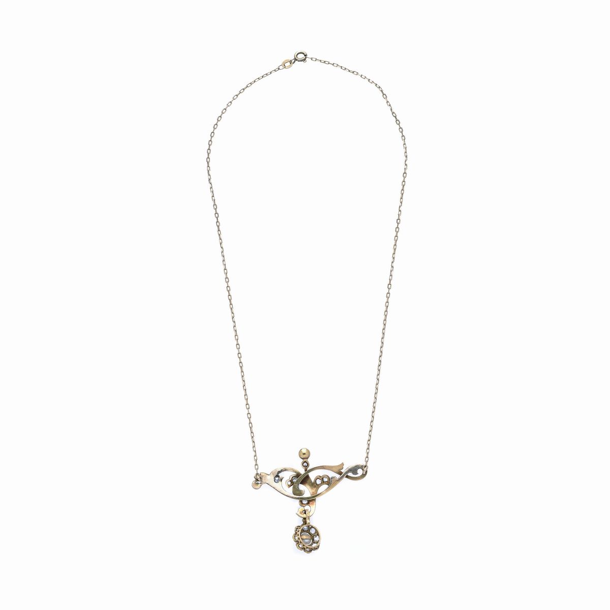 Pendente con catena in oro giallo, diamanti e perle