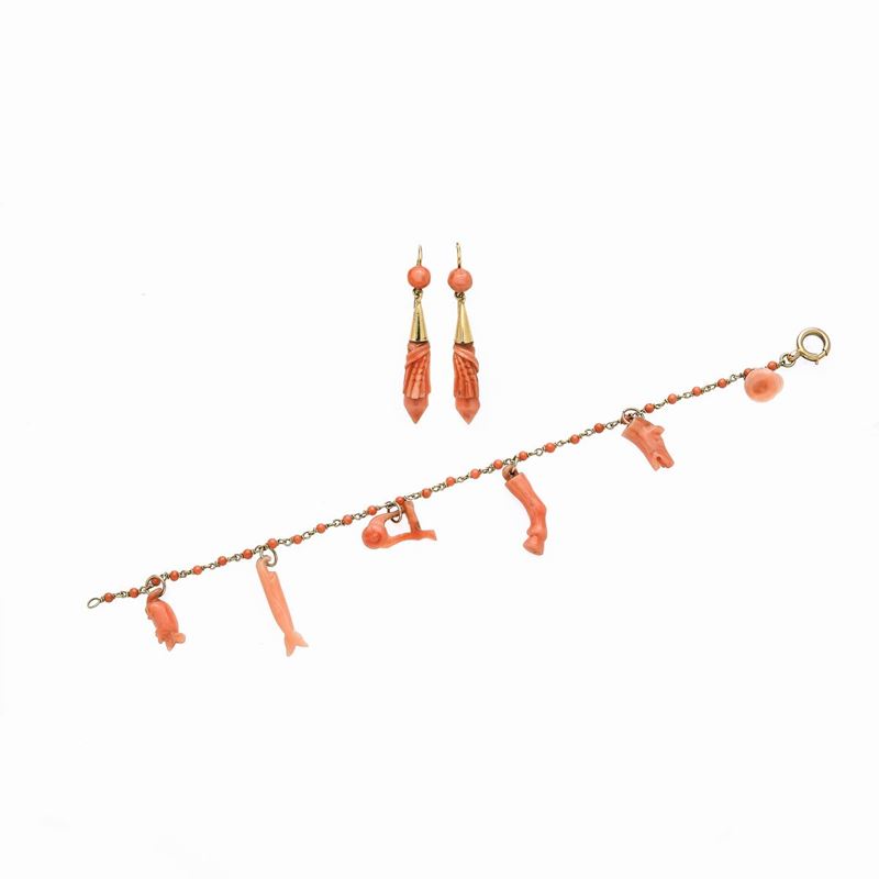 Paio di orecchini pendenti e bracciale in oro giallo e corallo rosso