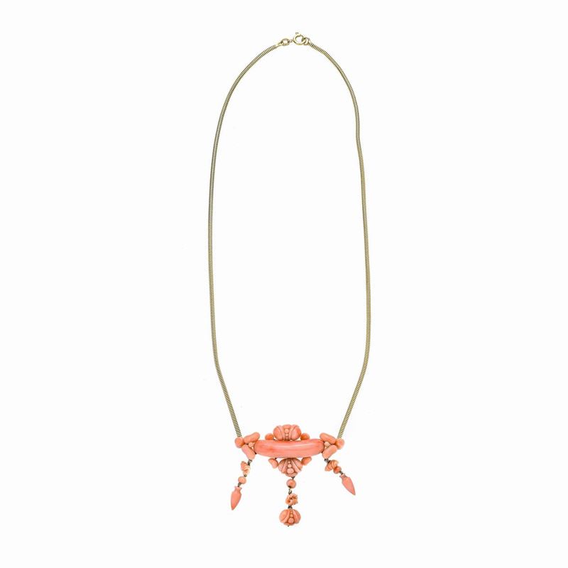 Collana con pendente in oro giallo, oro a basso titolo e corallo rosso