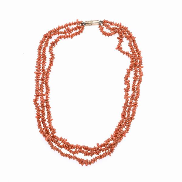 Girocollo a tre fili in corallo rosso inciso e oro a basso titolo  (Inizio del XX secolo)  - Asta Asta di Gioielli Antichi, Moderni e Orologi da polso - Curio - Casa d'aste in Firenze