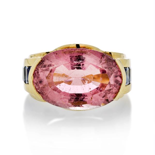 Large ring in yellow gold, sapphires and pink tourmaline