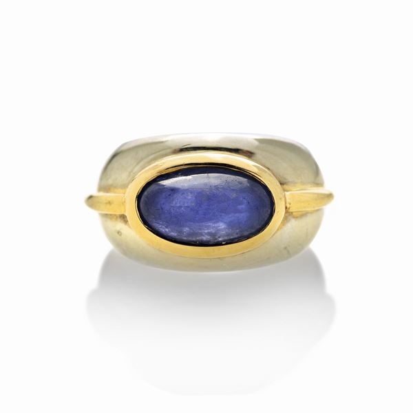 Anello a fascia in oro bianco, oro giallo e zaffiro