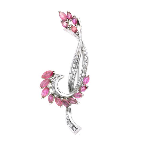 Floral brooch in white gold, diamonds and rubies